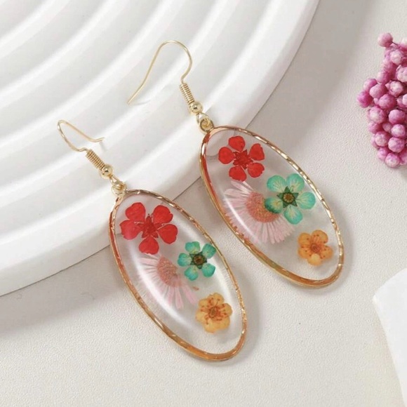 3/$22🩶 Colorful Dried Pressed Flowers Clear Acrylic Earrings Gold Tone Oval NEW - Picture 8 of 9